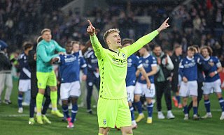 Arminia-Torhüter Jonas Kersken feiert gemeinsam mit dem Anhang den Pokal-Triumph über den SC Freiburg. - Oliver Krato