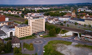 Direkt vor dem Stadtwerke-Hochhaus an der Schildescher Straße wird eine Baustelle eingerichtet und in unterschiedlichen Abschnitten bis 2026 bearbeitet. Auch die Unterfführung muss zeitweise gesperrt werden. - Mike-Dennis Müller