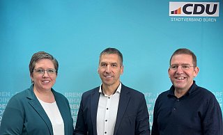 Die CDU-Stadtverbandsvorsitzende Sabrina Henneke, Bürgermeister Burkhard Schwuchow und der CDU-Fraktionsvorsitzende Dirk Herbst gehen gemeinsam in Richtung Kommunalwahl. - CDU-Kreisverband
