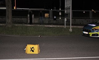 Die um den zerstörten Postkasten verstreuten Briefe sicherte die Polizei und gab sie an die Post weiter. - Polizei Paderborn