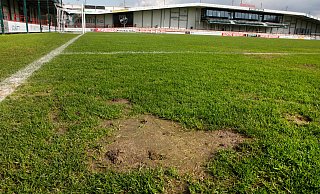 Auch wenn es das Wetter in den kommenden Tagen zulassen würde, wird der Rasen im Verler Stadion nicht mehr ausgetauscht. - Roland Thöring