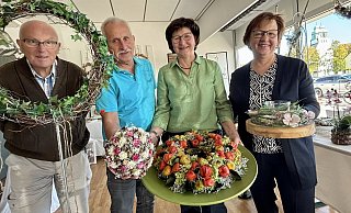 Für Dekorationsartikel sorgen in Hövelhof jetzt zumindest zeitweise Vermieter Antonius Wigge, Unterstützer Bernhard Klein, Betreiberin Maria Mayer-Berens und Floristikmeisterin Ursula Gehle. - Jens Reddeker