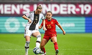 Franziska Kett (l) im Zweikampf mit der Spanierin Sara Ortega Ruiz. - Harry Murphy/UEFA/dpa
