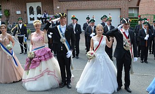 „Präsentiert das Gewehr!": Es grüßen die Regenten Tanja und Sascha Baumann.(St. Sebastian) sowie Sonja Peine und Volker Kröger (St. Johannes). - Stefan Köneke
