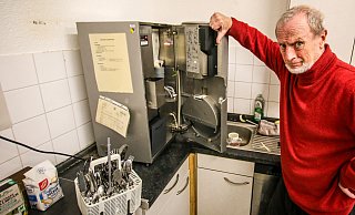 Claudio Vendramin ist sauer: Erneut sind Unbekannte in der Recyclingsbörse eingebrochen. Sie plünderten das Kleingeld aus dem Kaffeeautomaten, demolierten die Maschine dabei. "Das nervt echt", sagt er. - Daniel Salmon Claudio Vendramin ist sauer: Erneut sind Unbekannte in der Recyclingsbörse eingebrochen. Sie plünderten das Kleingeld aus dem Kaffeeautomaten, demolierten die Maschine dabei. "Das nervt echt", sagt er. - Daniel Salmon