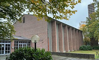 Die Kirche zum Guten Hirten an der Kahlertstraße in Gütersloh steht zum Verkauf. Aktuell konzentrieren sich die Verhandlungen der Evangelischen Gemeinde auf einen Investoren. Gebäude und Grundstück sollen letztlich zwischen 1,3 bis 1,5 Millionen Euro einbringen. - Christian Bröder