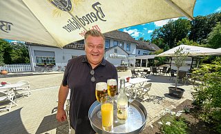 Biergarten mit durchführendem Wanderweg: Dinko Omrcen lässt das Ausflugslokal "Peter auf'm Berge" innen und außen aufmöbeln. - Andreas Zobe