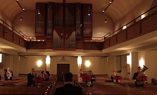 Beim Heiligabend-Video-Gottesdienst der Gemeinde ist der Posaunenchor involviert. Mit viel Abstand und nur mit acht Bläsern. - Posaunenchor Mennighüffen