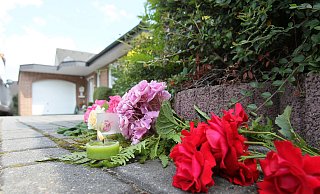 Nach der Tat im August 2012 legten Menschen Blumen vor dem Haus ab. - Archivfoto/Frank-Michael Kiel-Steinkamp
