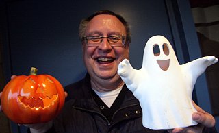 Gut ausgestattet: Wolfgang Sudkamp hat durchaus nichts gegen Gespenster und ausgehöhlte Kürbisse - er hat sie gar in seiner eigenen Wohnung. "Ist doch gemütlich" findet er. Mit den übrigen Halloween-Feierlichkeiten kann er aber nicht so viel anfangen. - Meiko Haselhorst