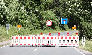 Kein Durchkommen: Die Bundesstraße ist seit Montagnachmittag voll gesperrt. - Nicole Sielermann
