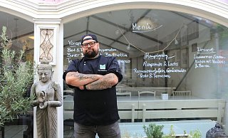 Timo Hinkelmann vor seinem Restaurant. - Jobst Lüdeking