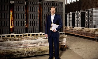 Friedrich Schwagmeier steht vor dem Brennofen von Kerawil. Er wird das Unternehmen weiter als Geschäftsführer leiten. - Rolf Lang