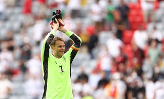 Manuel Neuer wird auch gegen Ungarn die Regenbogen-Binde am Arm tragen. - Foto: Christian Charisius/dpa