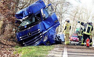 Ein Lkw-Unfall ereigente sich auf der Osnabrücker Straße in Bünde. - Niklas Krämer