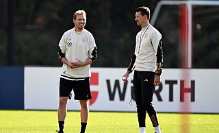 Bundestrainer Julian Nagelsmann (l) lobt seinen Co-Trainer Sandro Wagner. - Federico Gambarini/dpa