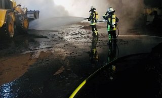Die Einsatzkräfte gingen unter Atemschutz gegen das Feuer vor. - Feuerwehr Hille