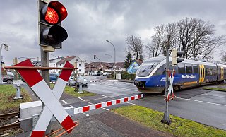 Ein Hövelhofer wurde von einem Zug am Bahnübergang an der Husarenstraße in Paderborn touchiert. (Archivbild) - Archivfoto: Niklas Tüns