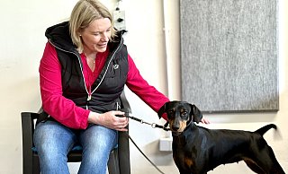 Hört aufs Wort: Deutscher-Pinscher-HündinFrieda (2 Jahre) und Heike Kaiser sind ein eingespieltes Team. - Ralf T. Mischer