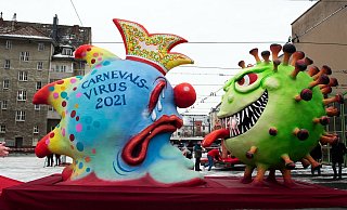 Coronavirus vs. Carnevalsvirus auf einem Mottowagen in Düsseldorf. - Foto: Federico Gambarini/dpa