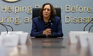 Harris macht sich beim US-Katastrophenschutz in Washington ein Bild von der Lage. - Jacquelyn Martin/AP/dpa