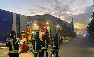 Der Rauch hat sich am Montagabend im gesamten Gebäudekomplex von Hansa-Heemann ausgebreitet. - Dirk Windmöller