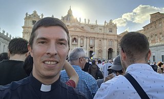 Der aus Bielefeld stammende Vikar Dominik Riedl auf dem Petersplatz. Im Moment der Aufnahme wartete er noch auf das Aufsteigen des weißen Rauchs. - Dominik Riedl