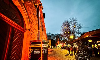 Der Detmolder Weihnachtsmarkt wird in diesem Jahr mithilfe von solchen Videotürmen überwacht - allerdings nur außerhalb der Öffnungszeiten. - Raphael Bartling