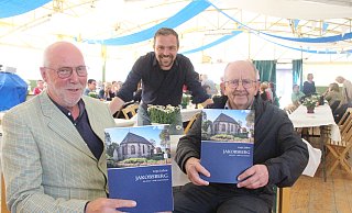 Bezirksausschussvorsitzender Josef Hartmann (v. l.), Projektinitiator Patrick Otte und Ortsheimatpfleger Willi Vössing stellen die Festschrift zum 1.050-jährigen Ortsjubiläum vor. - Burkhard Battran