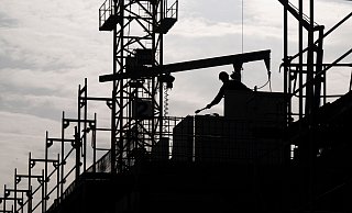 Private Bauherren halten sich ebenso wie große Investoren beim Wohnungsbau zurück. - Monika Skolimowska/dpa