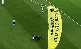 Protest in München: Ein Greenpeace-Aktivist landet auf dem Spielfeld während der EM-Partie Frankreich gegen Deutschland. - Foto: Christian Charisius/dpa