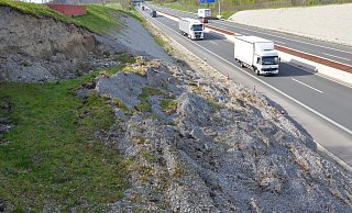 Der Erdrutsch ereignete sich direkt an der A33-Brücke, mit der die Straßen Halstenbeck und Oldendorfer Straße verbunden sind. - Andreas Großpietsch