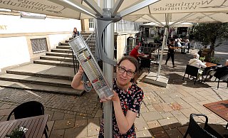 Daniela Werning hat 16 Heizstrahler angeschafft. Sie werden an den Streben der großen Sonnenschirme angebracht. Wenn es frischer wird auf dem Alten Markt, kommen die Infrarot-Strahler zum Einsatz. - Wolfgang Rudolf