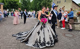 Ein Traum in Elfenbein und Spitze: Mennes Schützenkönigin Stefanie Gröschell begeistert mit ihrer Robe an der Seite von Schützenkönig Stefan Gröschell. - Nicole Kuper