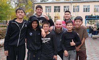 "Da ist der Deutsche wieder" rufen die Kids, wenn Wolfgang Schade wieder zu Besuch kommt. - privat