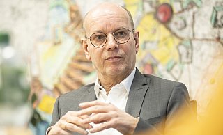 Lebt in Bünde und will der Stadt treu bleiben: Thomas Kunz war seit 2009 Hauptgeschäftsführer des Handelsverbands OWL und geht mit 66 Jahren Ende Februar in den Ruhestand. Sein Nachfolger ist Jan-Erik Weinekötter. - Dieckmann-Fotodesign l Bielefeld