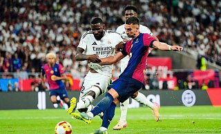 Im Pokalfinale gegen den FC Barcelona leistete sich Antonio Rüdiger (l) einen heftigen Aussetzer. - Jose Breton/AP/dpa