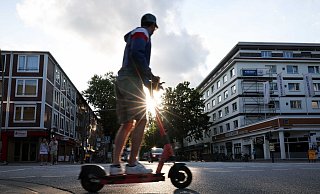 Job weg wegen E-Scooter? In einem Gerichtsverfahren ging es um eine Trunkenheitsfahrt und die Härtefallregelung. - Christian Charisius/dpa/dpa-tmn