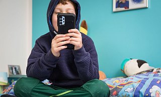 Der Bildschirm blinkt, der Daumen glüht - und Ausmachen und Weglegen fällt oft schwer. - Christin Klose/dpa-tmn