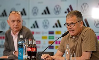 DFB-Präsident Bernd Neuendorf stellt in einer Pressekonferenz in Frankfurt Andreas Rettig (r) als neuen DFB-Geschäftsführer Sport vor. - Thomas Frey/dpa