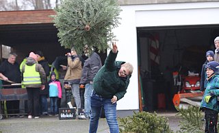 Mick Brinkmann übt sich im vergangenen Jahr zum ersten Mal in der Kunst, den Tannenbaum so weit wie möglich zu werfen. - Elke Niedringhaus-Haasper