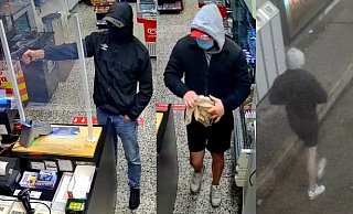 Wer kann Angaben zu diesen beiden Männern machen? Hinweise nimmt die Polizei in Gütersloh entgegen. - Polizei