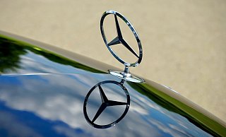 Die Polizei sucht den Fahrer eines schwarzen Mercedes. - Pixabay (Symbolbild)
