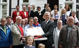 Empfangskulisse: Ministerin Ina Scharrenbach macht bei ihrer Heimat-Sommertour Station in Delbrück. - Regina Brucksch Empfangskulisse: Ministerin Ina Scharrenbach macht bei ihrer Heimat-Sommertour Station in Delbrück. - Regina Brucksch