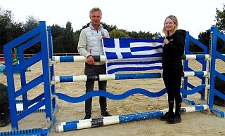 Alles in blau-weiß: Auf dem Bexter Hof lässt sich schnell ein Hindernis in den griechischen Nationalfarben finden. Dass mit Vanessa Darmani eine griechische Reiterin zu Gast ist, hat nichts mit der neuen Aufgabe von Lars Meyer zu Bexten zu tun, der aber kann mit seinem Gast schon einmal die griechische Flagge präsentieren. - Dirk Kröger