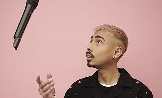 Mit Witz und Charme erzählt Tony Bauer von Hassan, Oma und Opa, dem Leben mit Kurzdarmsyndrom. - Max Kopp