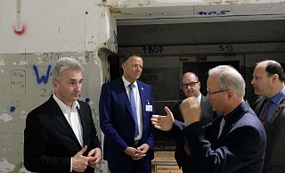 NRW-Wirtschaftsminister Andreas Pinkwart (l.) im Sommer 2019 beim Besuch in Würgassen im Gespräch mit Matthias Goeken und Hubertus Grimm (r.). - Landtagsbüro Goeken