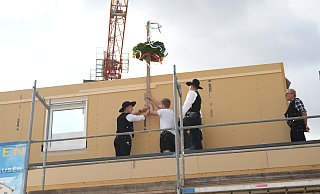 Zimmerleute beim Richtfest in Enger: Der Aufbau des zweiten Hauses hat nur zwei Wochen gedauert. - Juri Bürgin