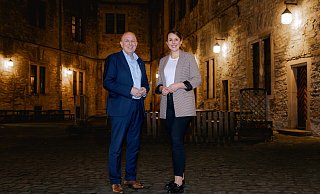 Landrat Christoph Rüther und die CDU-Kreisvorsitzende Corinna Rotte vor der Wewelsburg. - CDU / Carsten Montag