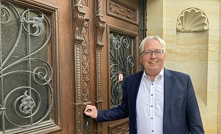 Durch die Tür zum alten Kreishaus ist Jürgen Müller jahrlang und immer gerne gegangen. In dem Gebäude hat Oberkreisdirektor Hans Friedrichs gewohnt. Sein Sohn, der Fernseh-Journalist Hanns Joachim Friedrichs ist dort aufgewachsen. - Corina Lass
